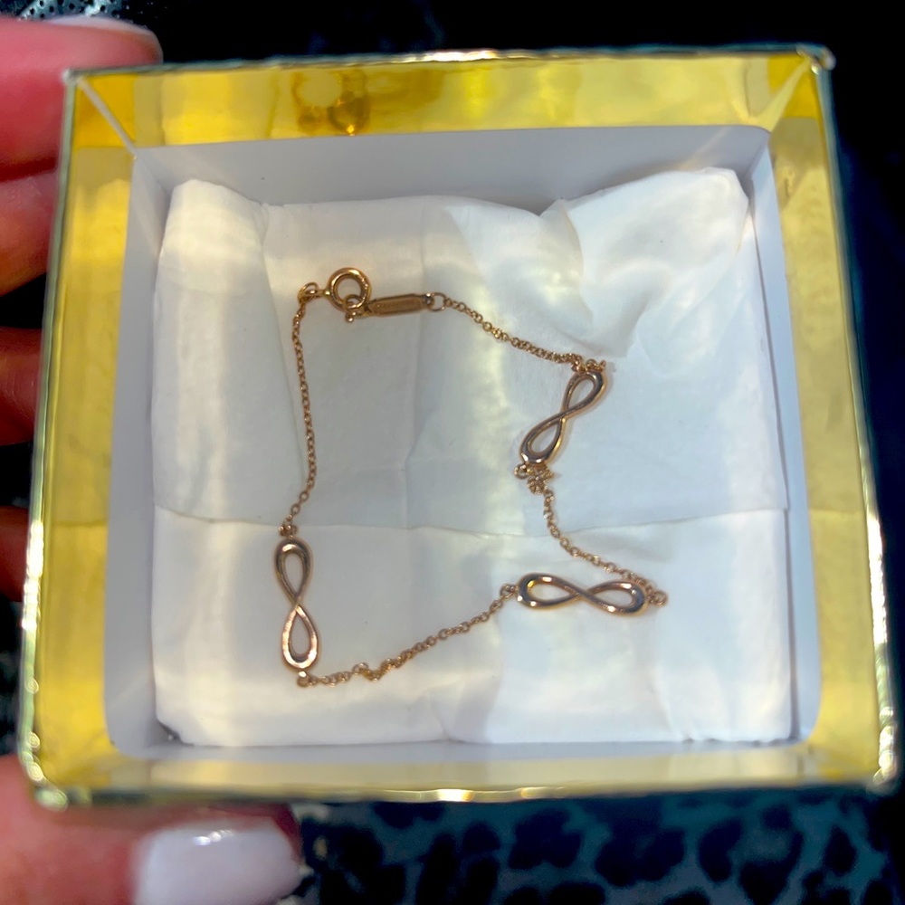 Tiffany & Co. 18K rose gold infinity bracelet size medium. Measures 7.25”